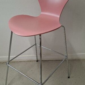 Chaise haute empilable design Arne Jacobsen modèle Série 7, édition Fritz Hansen, coque en bois laqué rose, piétement en acier chromé avec repose-pieds. 110 x 46 x 60 cm. Localisation: 54 avenue Philippe Auguste - 75011 Paris