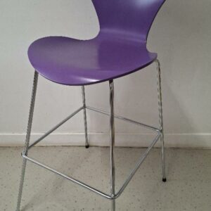 Chaise haute empilable design Arne Jacobsen modèle Série 7, édition Fritz Hansen, coque en bois laqué violet, piétement en acier chromé avec repose-pieds. 110 x 46 x 60 cm. Localisation: 54 avenue Philippe Auguste - 75011 Paris