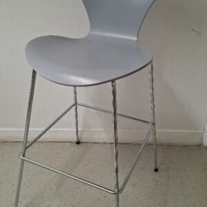 Chaise haute empilable design Arne Jacobsen modèle Série 7, édition Fritz Hansen, coque en bois laqué gris, piétement en acier chromé avec repose-pieds. 110 x 46 x 60 cm. Localisation: 54 avenue Philippe Auguste - 75011 Paris