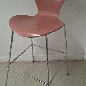 Chaise haute empilable design Arne Jacobsen modèle Série 7, édition Fritz Hansen, coque en bois laqué couleur chocolat au lait, piétement en acier chromé avec repose-pieds. 110 x 46 x 60 cm. Localisation: 54 avenue Philippe Auguste - 75011 Paris