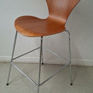 Chaise haute empilable design Arne Jacobsen modèle Série 7, édition Fritz Hansen, coque en bois couleur cerisier, piétement en acier chromé avec repose-pieds. 110 x 46 x 60 cm. Localisation: 54 avenue Philippe Auguste - 75011 Paris