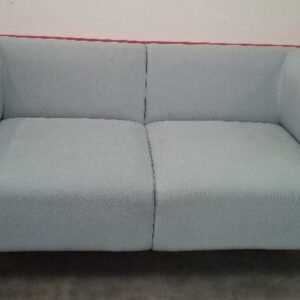 Canapé de marque Connection recouvert de tissu bicolore tissu bleu ciel et fuchsia, 4 pieds en acier chromé. 76 x 162 x 80 cm. (tâches). 2 unités. Vendu à l'unité avec faculté de réunion. Localisation: 54 avenue Philippe Auguste - 75011 Paris