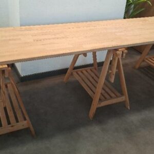 Plateau rectangulaire sur 3 tréteaux en bois naturel. Dimensions du plateau : 73 x 250 x 65 cm. Profondeur avec tréteaux: 70 cm. Les tréteaux sont modulables en hauteur et inclinaison. Localisation: 54 avenue Philippe Auguste - 75011 Paris