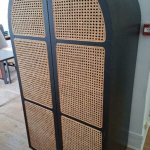 Armoire penderie ouvrant à 2 portes en bois noirci et cannage de rotin. 172 x 89 x 59 cm. Sans pied. 2 unités. Vendu à l'unité avec faculté de réunion. Localisation: Quinze Transfert, 3 rue de la Fossé aux Leux - 91700 Sainte Geneviève des Bois