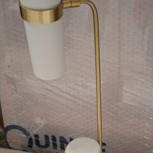Lampe de table de marque AMPM, socle cylindrique en marbre blanc, tige en métal doré, abat-jour en métal. Hauteur 35 cm.  Localisation: Quinze Transfert, 3 rue de la Fossé aux Leux - 91700 Saint Geneviève des Bois.