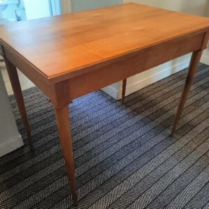 Bureau droit en bois de citronnier ouvrant à 1 tiroir. Dim : 75 x 90 x 60 cm. Localisation: Quinze Transfert, 3 rue de la Fossé aux Leux - 91700 Sainte Geneviève des Bois