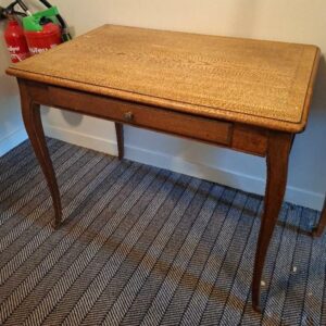 Bureau droit en bois naturel, 1 tiroir en ceinture, pieds cambrés. (usures) 73 x 89 x 59 cm. 2 unités. Vendu à l’unité avec faculté de réunion. Localisation: Quinze Transfert, 3 rue de la Fossé aux Leux - 91700 Sainte Geneviève des Bois