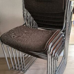 Chaise empilable structure en acier chromé, dossier et assise en bois de couleur chêne recouvert de tissu marron, piétement luge. Dim : 75 x 47 x 50 cm. 6 unités. Vendu à l'unité avec faculté de réunion. Localisation: Quinze Transfert, 3 rue de la Fossé aux Leux - 91700 Sainte Geneviève des Bois