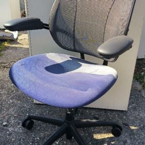 Fauteuil de bureau ergonomique de marque Humanscale modèle Liberty, assise en tissu bleu marine ou grise, dossier résille, piètement sur roulettes en métal noir. 100 x 68 x 47 cm. 64 unités (50 bleu + 14 grise). Accident/Tâches. Localisation : 30 rue Beauregard - 60440 Nanteuil-le-Haudouin