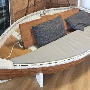 Barque formant canapé 2 places en bois chêne peint en partie de couleur blanc. Dim : 55 cm x 260 cm x 130cm. Localisation : 11 rue Jean-Pierre Plicque - 77124 Villenoy