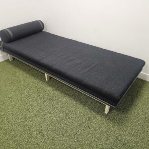 Lit de jour de la marque Stellar Works modèle SW-B110 pied en bois massif, revêtement en tissu de couleur gris anthracite, sangles du traversin en cuir vert kaki. Dim : 34/52 cm x 190 cm x 80 cm. 2 unités. Vendu à l'unité avec faculté de réunion. Localisation : 11 rue Jean-Pierre Plicque - 77124 Villenoy