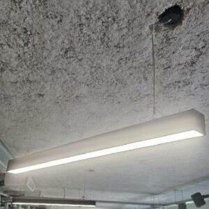 Plafonnier barre LED de couleur noir 4000 K. Non testé. Dim : 8 x 145 x 8 cm. 30 unités. Vendu à l'unité avec faculté de réunion. Localisation : 11 rue Jean-Pierre Plicque - 77124 Villenoy