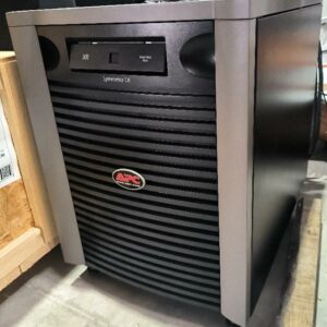Onduleur de marque APC modèle SYMMETRA LX - SYAXR9B9I sur roulettes. Non testé - sans alimentation. Dim : 67 x 49 x 73 cm. Localisation : 11 rue Jean-Pierre Plicque - 77124 Villenoy