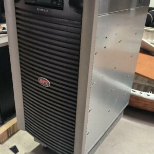 Onduleur de marque APC modèle SYMMETRA LX - SYAF16KRMI sur roulettes. Non testé - sans alimentation. Dim : 105 x 49 x 75 cm. Localisation : 11 rue Jean-Pierre Plicque - 77124 Villenoy