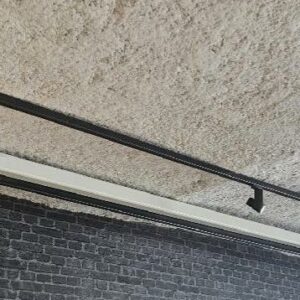 Luminaire sur rail fixé sur les réglettes en acier noir pour luminaire. Non testé. Dim : entre 2m05 et 3m05. 22 (11+11) unités. Vendu à l'unité avec faculté de réunion. Localisation : 11 rue Jean-Pierre Plicque - 77124 Villenoy