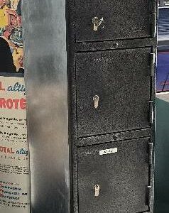 Coffre-fort en colonne de 11 cases fourni avec chacune des clés. Dim : 190 x 25 x 46 cm. Localisation : 11 rue Jean-Pierre Plicque - 77124 Villenoy