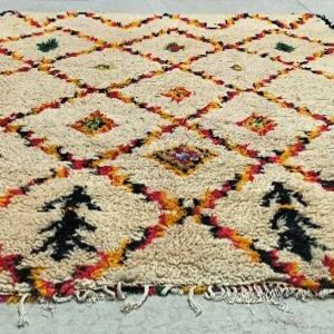 Tapis berbère en laine à motifs colorés. Dim : 290 x 200 cm. Localisation : 11 rue Jean-Pierre Plicque - 77124 Villenoy