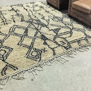 Tapis berbère en laine de couleur noir et blanc. Dim : 290 x 210 cm. Localisation : 11 rue Jean-Pierre Plicque - 77124 Villenoy