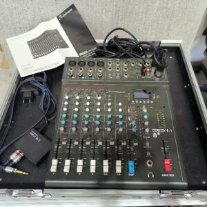 Table de mixage compacte de la marque Studiomaster modèle Club XS 8+, 6 canaux, 8 entrées + jack pour commutateur d'effets au pied, lecteur USB / carte SD. Non testé. Localisation : 11 rue Jean-Pierre Plicque - 77124 Villenoy