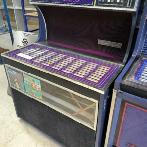 Jukebox de marque Jupiter 120 modèle Mirage fonctionnel, enclencheur à pièces à réviser. Non testé. Dim : 130 x 90 x 60 cm. Localisation : 11 rue Jean-Pierre Plicque 77124 Villenoy
