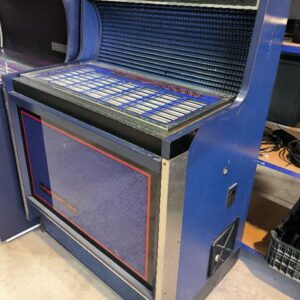 Jukebox de marque Jupiter 100 modèle Jupiter, système complet fonctionnel avec ampli révisé, diamant à revoir. Non testé. Dim : 120 x 82 x 55 cm. Localisation : 11 rue Jean-Pierre Plicque 77124 Villenoy