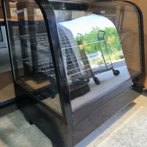 Vitrine réfrigérée professionnelle de comptoir modèle : RTW-100B de couleur noir, volume de stockage de 100 litres, refroidit entre 0°C et 12°C, utilisation du fluide frigorigène R600a (48 g), un gaz réfrigérant standard et respectueux de l'environnement. Non testé. Dim : 68 x 68 x 50 cm. Localisation : 11 rue Jean-Pierre Plicque - 77124 Villenoy