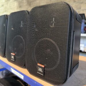 Paire d'enceinte de la marque JBL Professional Control Pro. Dim : 24 x 17 x 22 cm. 12 paires. Vendu à l'unité avec faculté de réunion. Localisation : 11 rue Jean-Pierre Plicque - 77124 Villenoy