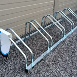 Porte-velos en métal chromé de la marque B'twin, rack de 5 emplacements de vélo. Neuf. Dim : 27 x 137 x 38 cm. 3 unités. Vendu à l'unité avec faculté de réunion. Localisation : 11 rue Jean-Pierre Plicque - 77124 Villenoy
