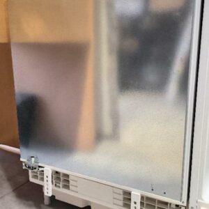 Mini réfrigérateur encastrable de la marque Bosch modèle KUR15AFF0/01, 137 litres, puissance : 90 W, tension : 220-240 V, gaz réfrigérant : R600a (25 g). Dim : 90 x 60 x 55 cm. 6 unités. Vendu à l'unité avec faculté de réunion. Localisation : 11 rue Jean-Pierre Plicque - 77124 Villenoy