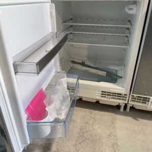 Mini réfrigérateur encastrable de marque Bosch modèle KUR15AFF0/01, 137 litres. Dim : 90 x 60 x 55 cm. 6 unités. Vendu à l'unité avec faculté de réunion. Localisation : 11 rue Jean-Pierre Plicque - 77124 Villenoy