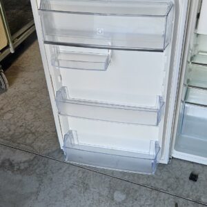 Mini combiné réfrigérateur congélateur encastrable de la marque Electrolux modèle ERN1302FOW, 125 litres (109l frigo/14l congélateur), tension : 230-240 V, gaz réfrigérant : R600a (32 g). Dim : 90 x 60 x 55 cm. Localisation : 11 rue Jean-Pierre Plicque - 77124 Villenoy