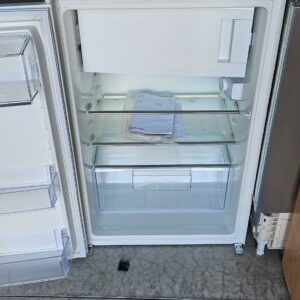 Mini réfrigérateur avec compartiment congélation encastrable de marque Electrolux modèle ERN1302FOW, 125 litres (109 l frigo/14 l congélateur). Dim : 90 x 60 x 55 cm. Localisation : 11 rue Jean-Pierre Plicque - 77124 Villenoy