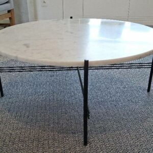 Table basse ronde design Gamfratesi édition Gubi, plateau en marbre de Carrare, piètement en acier laqué noir. 34 x 80 cm. Localisation: 48 rue Cambon - 75001 Paris