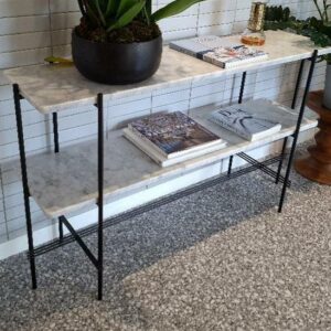 Console design Gamfratesi édition Gubi à 2 plateaux en marbre de Carrare, piètement en acier laqué noir. 74 x 122 x 34 cm. Localisation: 48 rue Cambon - 75001 Paris
