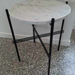 Table d'appoint design Gamfratesi édition Gubi, plateau rond en marbre de Carrare, piètement en acier laqué noir. 52 x 43 cm. Localisation: 48 rue Cambon - 75001 Paris