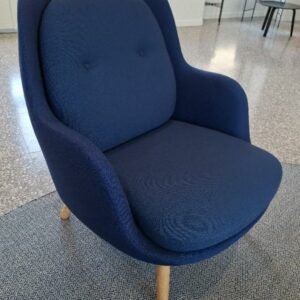 Fauteuil lounge design Jaime Hayon modèle Fri édition Republic of Fritz Hansen recouvert de tissu bleu marine, coussins amovibles et déhoussables, piètement en bois naturel. 91 x 77 x 85 cm. 2 unités. Vendu à l'unité avec faculté de réunion. Localisation: 48 rue Cambon - 75001 Paris
