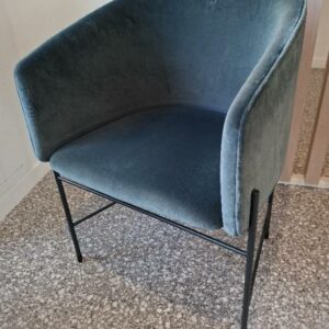 Fauteuil design René Hougaard modèle Covent Chair recouvert de velours bleu pétrole, piétement tubulaire en acier laqué noir. 79 x 55 x 54 cm. 2 unités. Vendu à l'unité avec faculté de réunion. Localisation: 48 rue Cambon - 75001 Paris