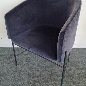 Fauteuil design René Hougaard modèle Covent Chair recouvert de velours bleu nuit, piétement tubulaire en acier laqué noir. 79 x 55 x 54 cm. 2 unités. Vendu à l'unité avec faculté de réunion. Localisation: 48 rue Cambon - 75001 Paris