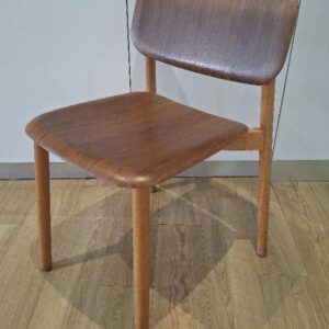 Chaise empilable design Iskos-Berlin modèle Soft Edge édition Hay en bois couleur chêne foncé. 79 x 49 x 52 cm. 12 unités. Vendu à l'unité avec faculté de réunion. Localisation: 48 rue Cambon - 75001 Paris