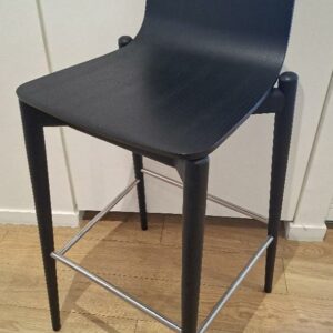 Chaise haute de marque Pedrali modèle Malmo en bois noirci avec repose-pieds en acier chromé. 100 x 45 x 49 cm. 3 unités. Vendu à l'unité avec faculté de réunion Localisation: 48 rue Cambon - 75001 Paris.