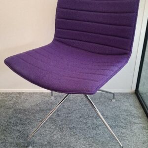Chaise pivotante design Lievore Altherr Molina modèle Catifa édition Arper, garniture en tissu surpiqué violet, piètement en étoile à 4 branches en acier chromé sur patins. 79 x 55 x 56 cm. 4 unités. Vendu à l'unité avec faculté de réunion. Localisation: 48 rue Cambon - 75001 Paris