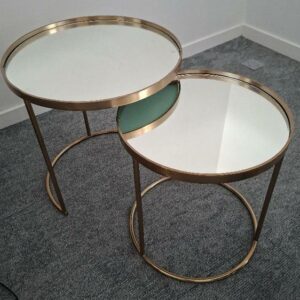 2 tables gogognes, plateaux miroirs, structure en laiton. 46 x 45 cm. Localisation: 48 rue Cambon - 75001 Paris