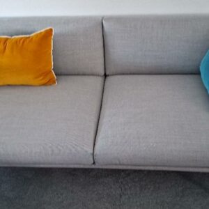 Canapé 2/3 places recouvert de tissu gris, piètement noir. 70 x 170 x 90 cm. 2 unités. Vendu à l'unité avec faculté de réunion. Localisation: 48 rue Cambon - 75001 Paris