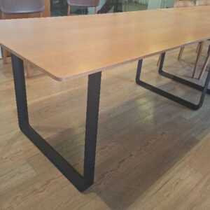 Table rectangulaire, plateau en bois couleur chêne reposant sur un piétement luge en fonte d’acier laqué noir. 73 x 170 x 85 cm. 3 unités. Vendu à l'unité avec faculté de réunion. Localisation: 48 rue Cambon - 75001 Paris