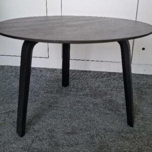Table basse ronde tripode en bois noirci. 40 x 60 cm. 2 unités. Vendu à l'unité avec faculté de réunion. Localisation: 48 rue Cambon - 75001 Paris