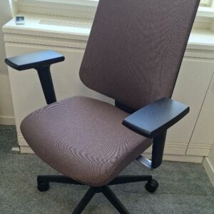 Fauteuil de bureau ajustable sur roulettes de marque Forma 5, assise et dossier en tissu marron, accoudoirs 3D. Dim : 112 x 70 x 70 cm. Localisation: 48 rue Cambon - 75001 Paris