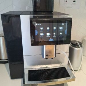 Machine à café de marque Kottea, modèle CK500 Pro 1, pour différents types de café et capuccino, avec réservoir pour lait et écran tactile. Localisation: 48 rue Cambon - 75001 Paris