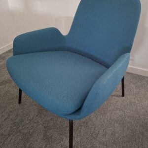 Fauteuil lounge de marque Normann, garniture en tissu bleu, piétement en acier laqué noir. 77 x 72 x 75 cm. 2 unités. Vendu à l'unité avec faculté de réunion. Localisation: 48 rue Cambon - 75001 Paris