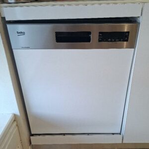 Lave vaisselle intégrable de marque Beko, modèle BDSN28440X, avec panier à couvert. Dim: 74 x 60 x 58 cm. Localisation: 48 rue Cambon - 75001 Paris