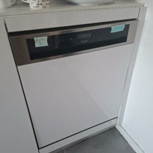 Lave-vaisselle encastrable de marque  Wirlpool, modèle DWL-DEA701-B, technologie Powerclean/6th sense, de couleur grise, avec tiroir à couverts. Dim: 60x60x85 cm. Localisation: 48 rue Cambon - 75001 Paris